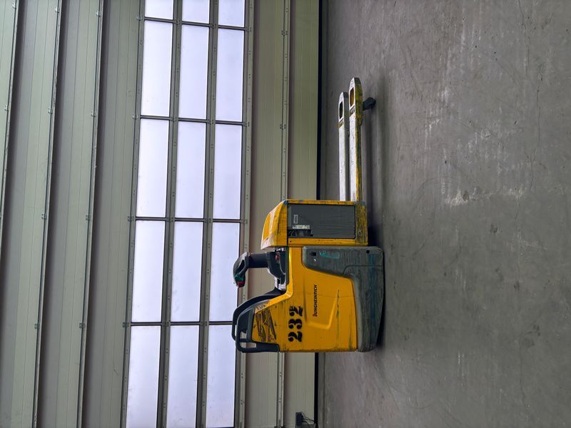Jungheinrich ERE 225 Li-Lon &mdash; вживана складська техніка | Booster Lift