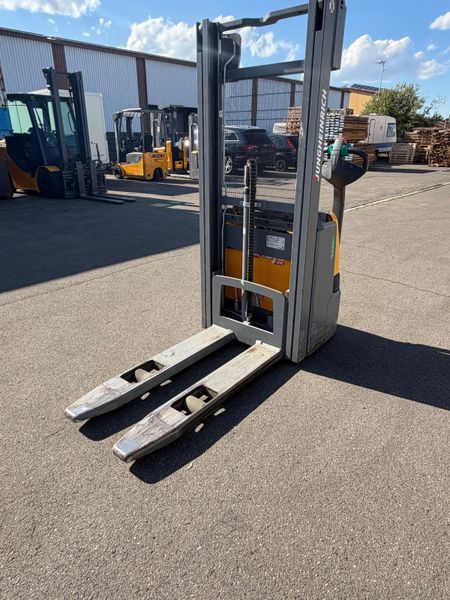 Jungheinrich EJC 112 li-ion 2.9m/ cold store &mdash; вживана складська техніка | Booster Lift