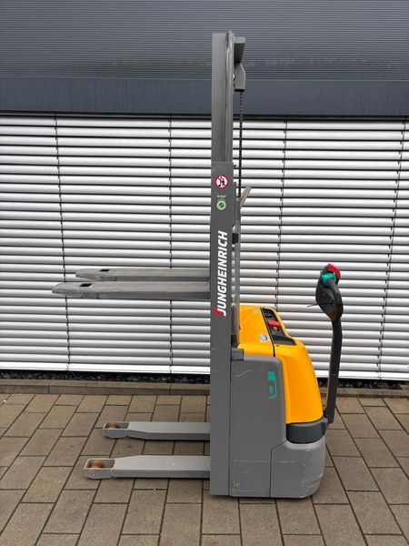 Jungheinrich EJC 110 Lithium - nur 129 Stunden Einbauladeger&auml;t &mdash; б/у складская техника | Booster Lift