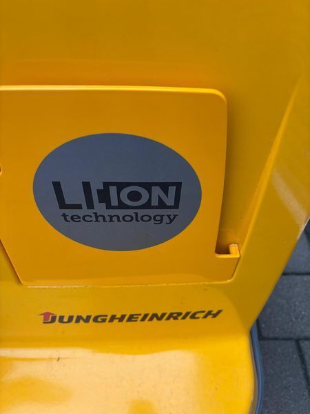 Jungheinrich EJC 110 Lithium - nur 129 Stunden Einbauladeger&auml;t &mdash; б/у складская техника | Booster Lift