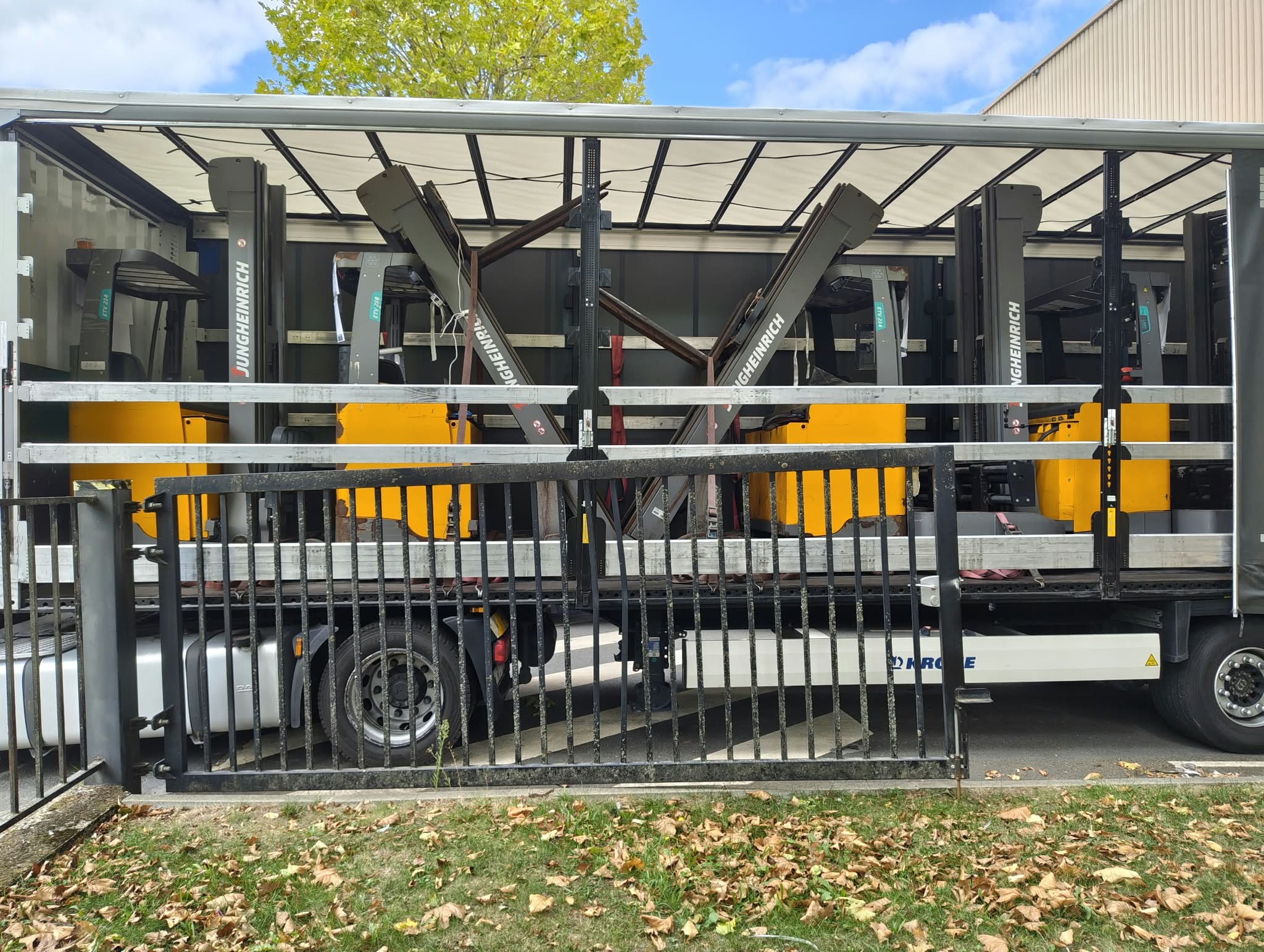 Партія висотних річтраків Jungheinrich ETV після прибуття на склад Booster Lift у Штутгарті, Німеччина